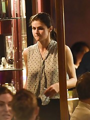 Alexandra-Daddario-Out-for-Dinner-at-Pier
